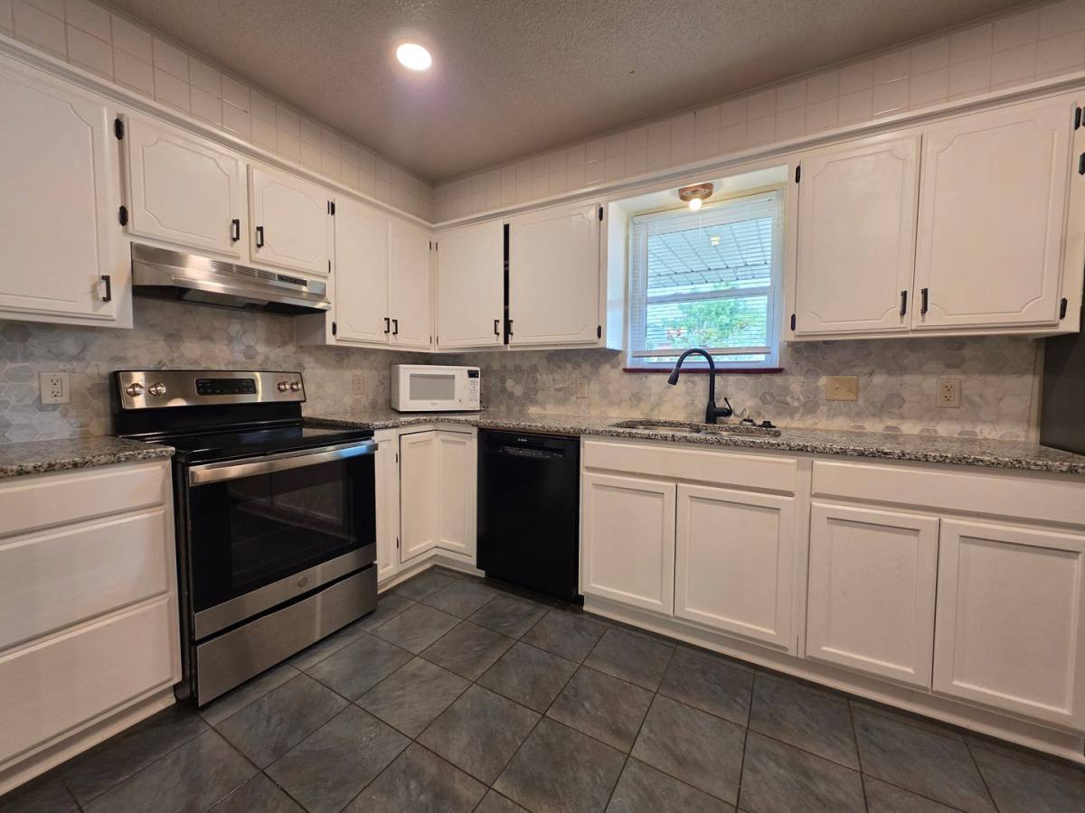 House for rent at 1 Red Oak Rd, Shawnee, OK 74804