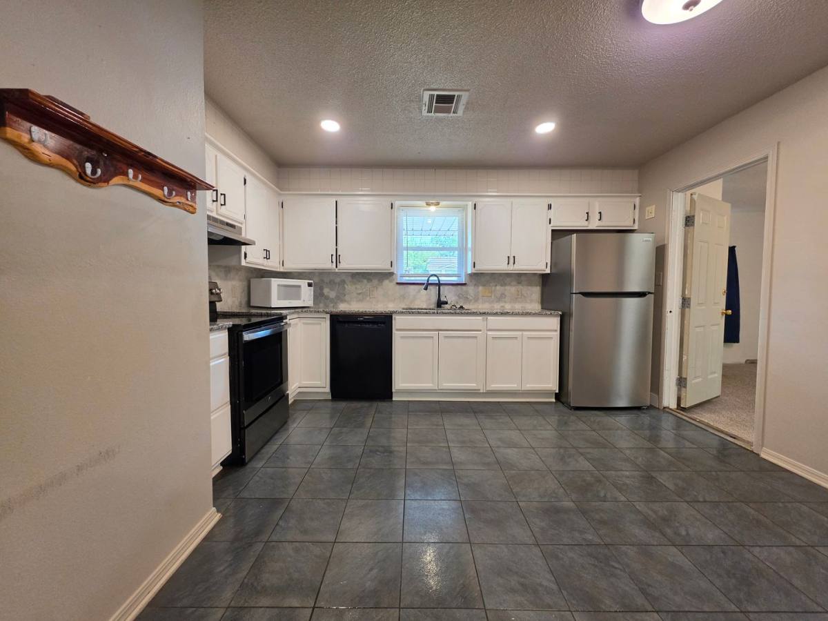 House for rent at 1 Red Oak Rd, Shawnee, OK 74804