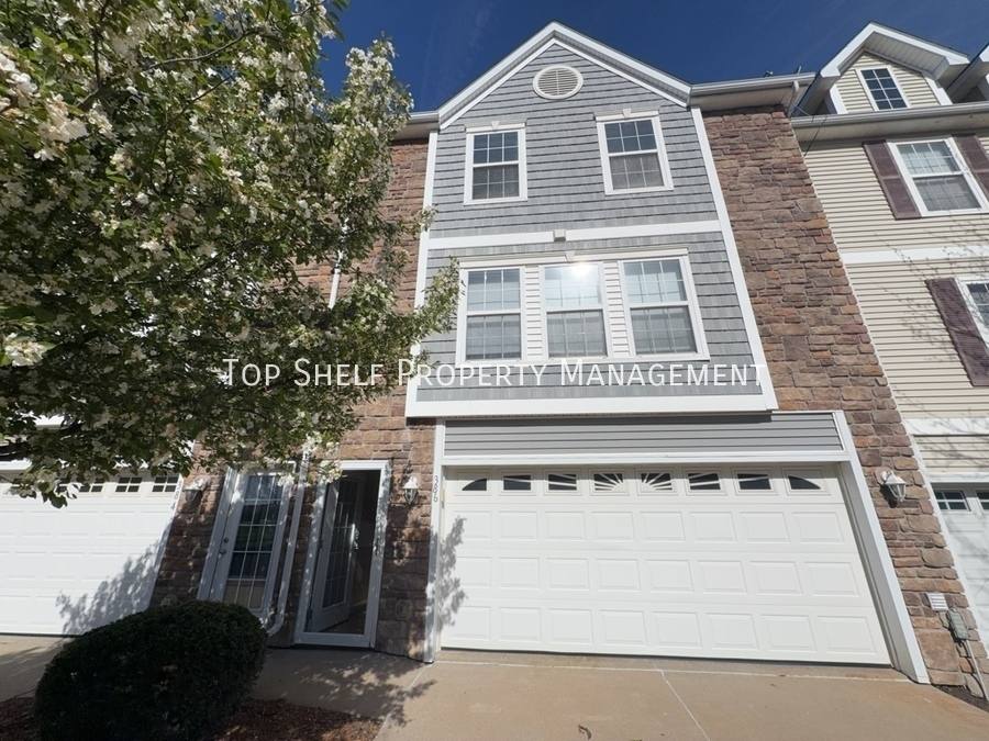 Townhouse for rent at 386 NE Satinwood, Waukee, IA 50263