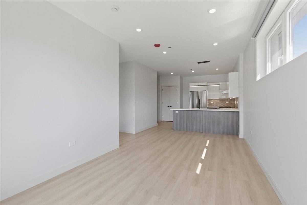 Apartment for rent at 948 W Sunnyside #201, Chicago, IL 60640