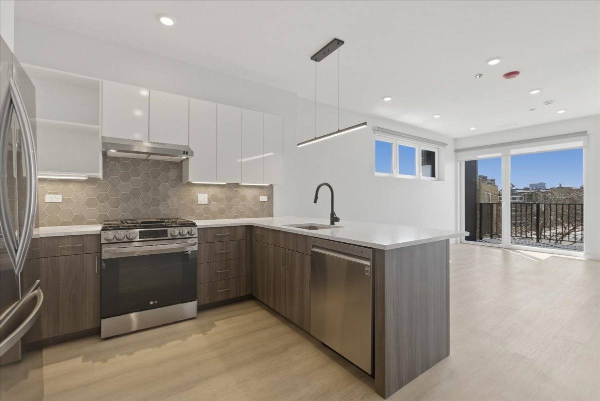 Apartment for rent at 948 W Sunnyside #201, Chicago, IL 60640