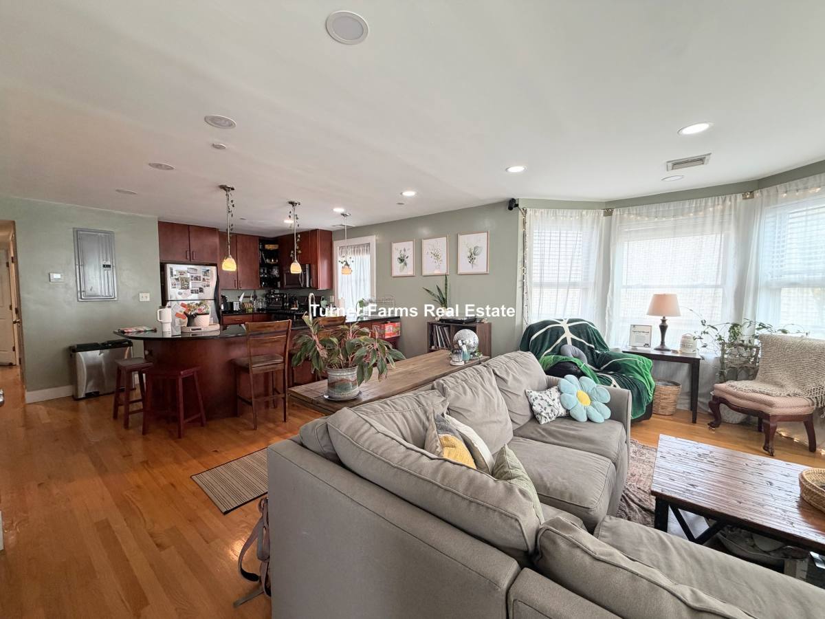 Apartment for rent at 31 Humphreys #3, Dorchester, MA 02125