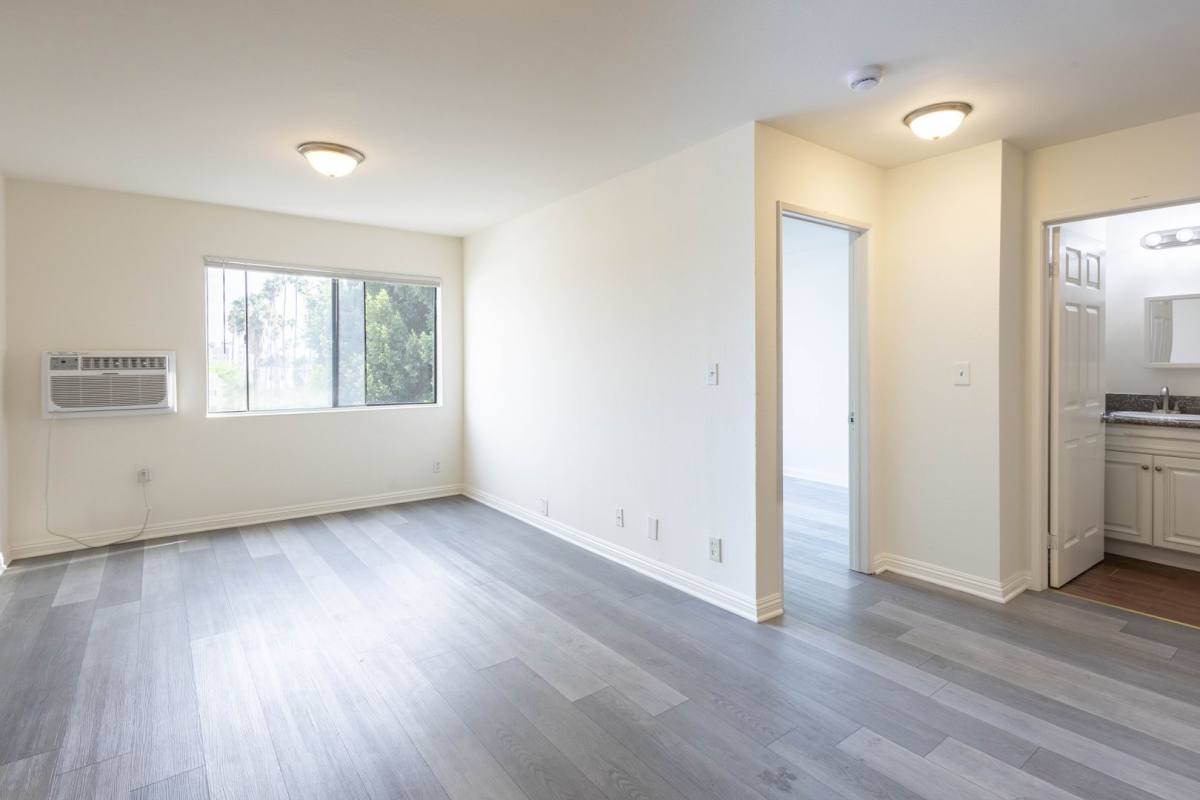 Apartment for rent at 2816 San Marino St, Los Angeles, CA 90006