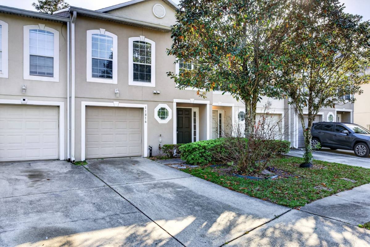 Townhouse for rent at 11816 Lake Bend Circle, Jacksonville, FL 32218