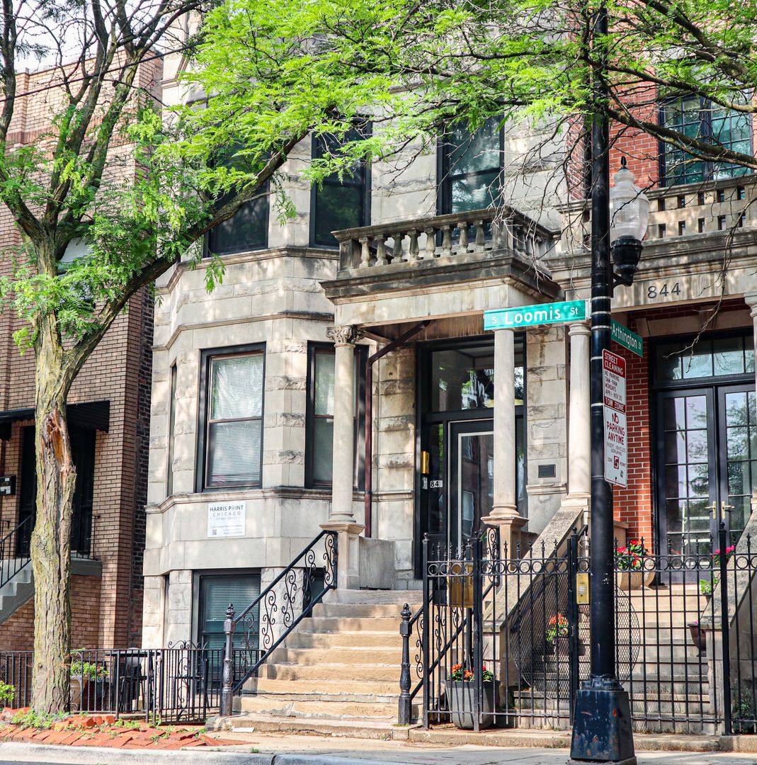 Apartment for rent at 846 S Loomis St, Chicago, IL 60607