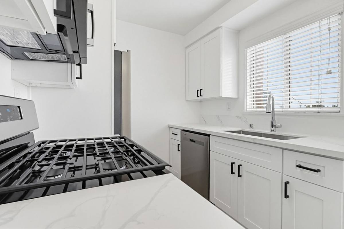 Apartment for rent at 6629 Crenshaw Blvd #15, Los Angeles, CA 90043