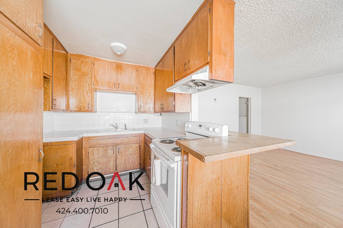 Condo for rent at 16515 Victory Blvd #6, Van Nuys, CA 91406