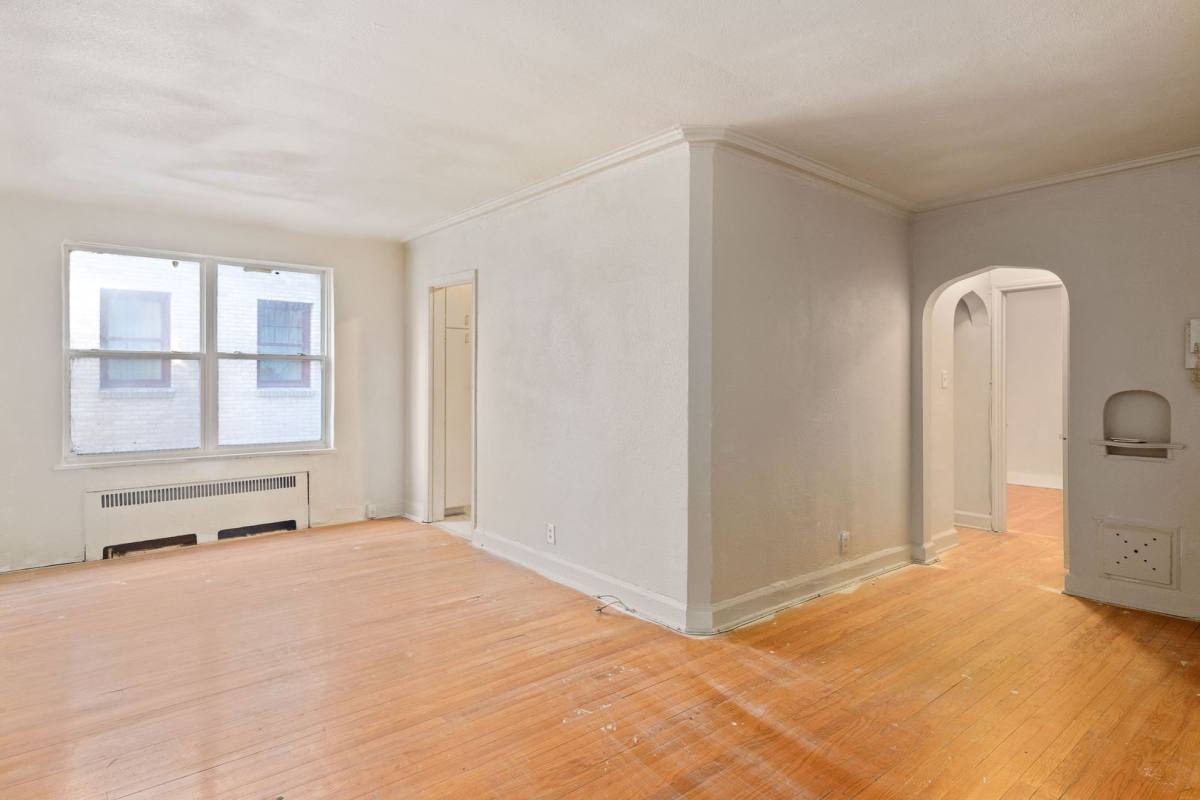 Apartment for rent at 17701 Manderson, Grosse Pointe, MI 48230