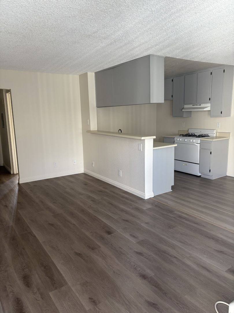 Apartment for rent at 6810 Foothill Blvd, Tujunga, CA 91042
