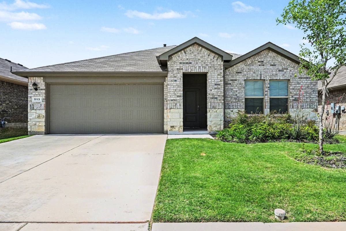 House for rent at 513 Bronze Circle W, Springtown, TX 76082