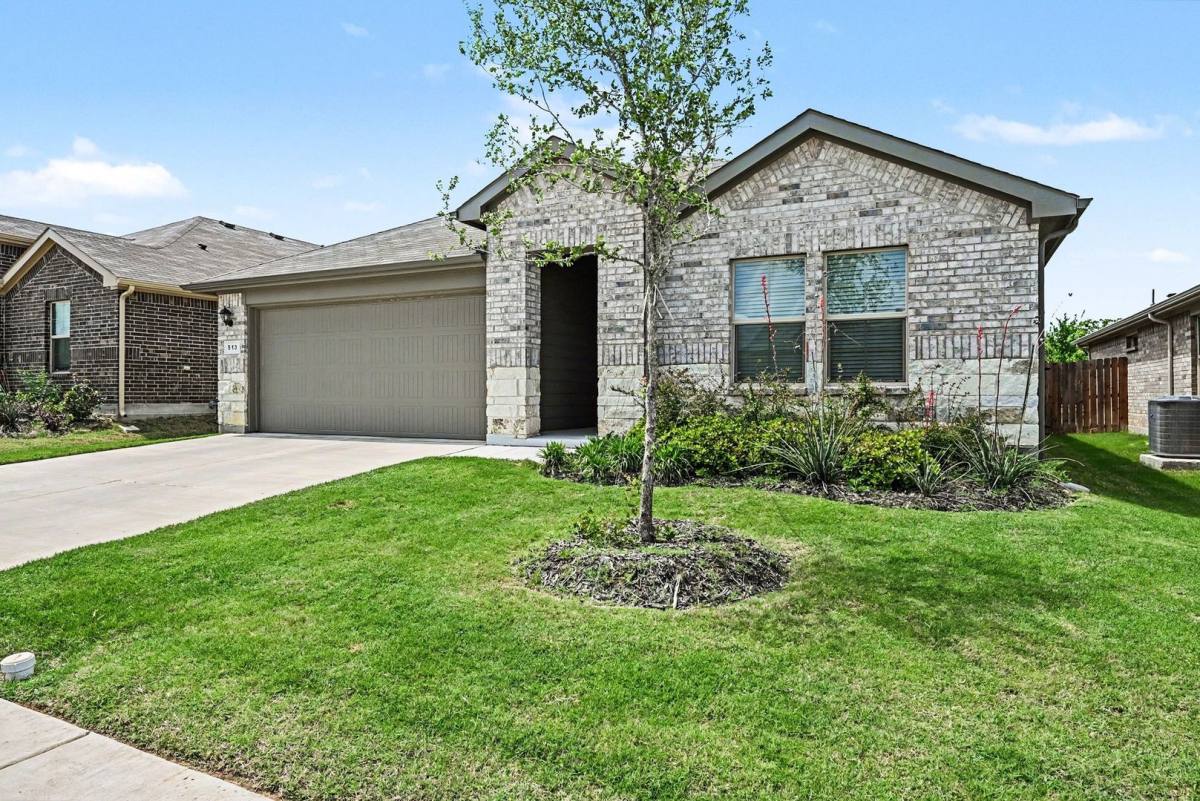 House for rent at 513 Bronze Circle W, Springtown, TX 76082