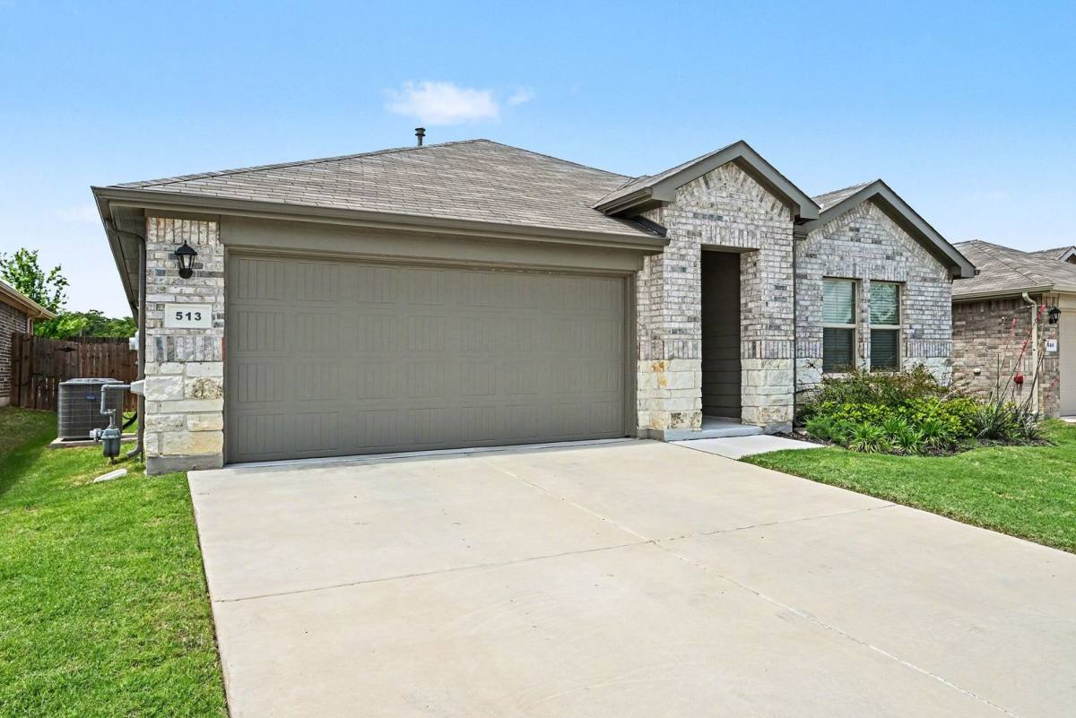 House for rent at 513 Bronze Circle W, Springtown, TX 76082