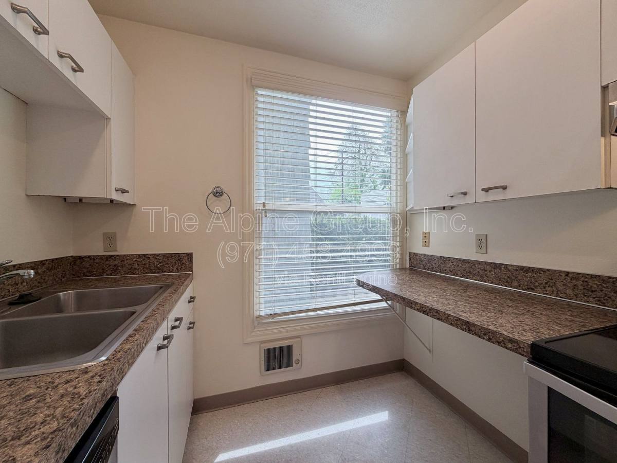 Apartment for rent at 4318 SE Milwaukie Ave #1, Portland, OR 97202