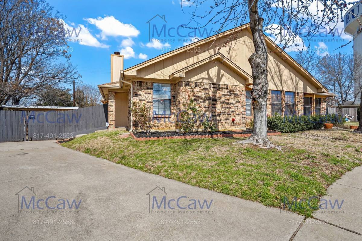 Apartment for rent at 2813 Newkirk Court, Euless, TX 76039