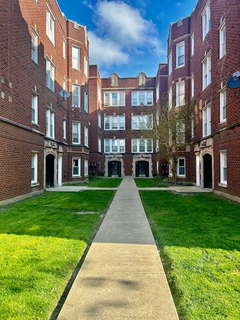 Apartment for rent at 4844-4850 W Henderson, Chicago, IL 60641