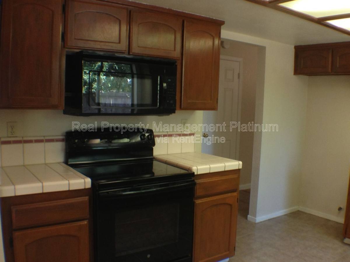 House for rent at 675 N Claremont Ave, Clovis, CA 93611
