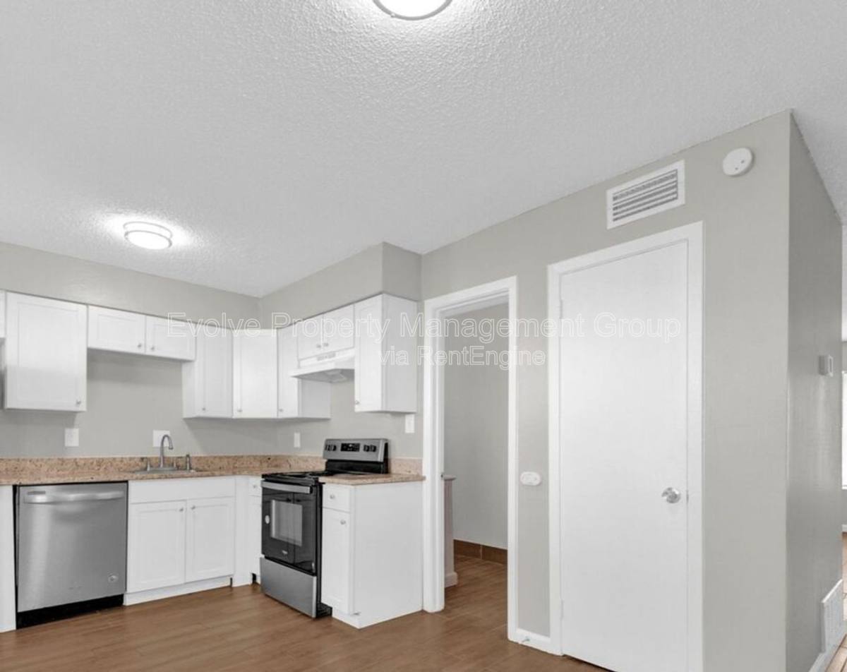 Apartment for rent at 3434 Spottswood Ave, Memphis, TN 38111