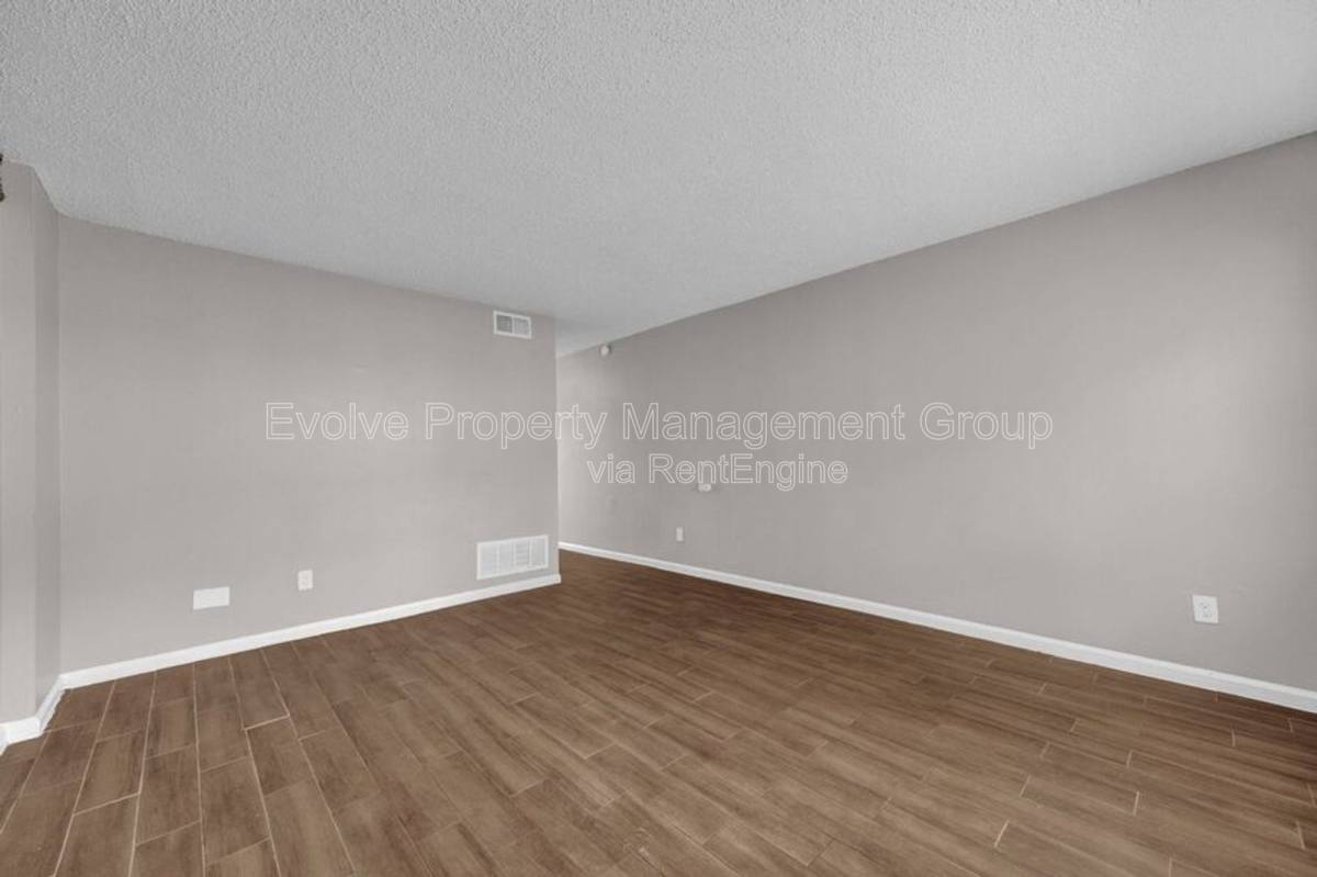 Apartment for rent at 3434 Spottswood Ave, Memphis, TN 38111