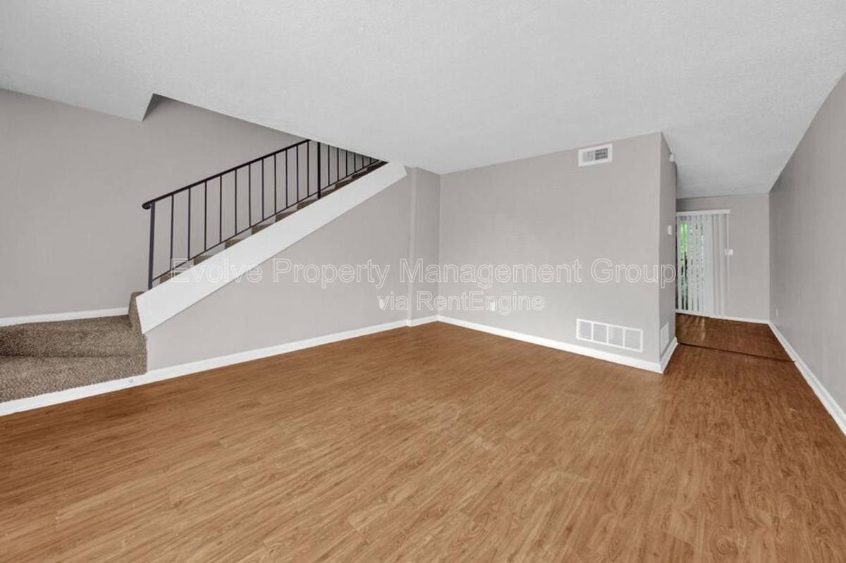 Apartment for rent at 3434 Spottswood Ave, Memphis, TN 38111