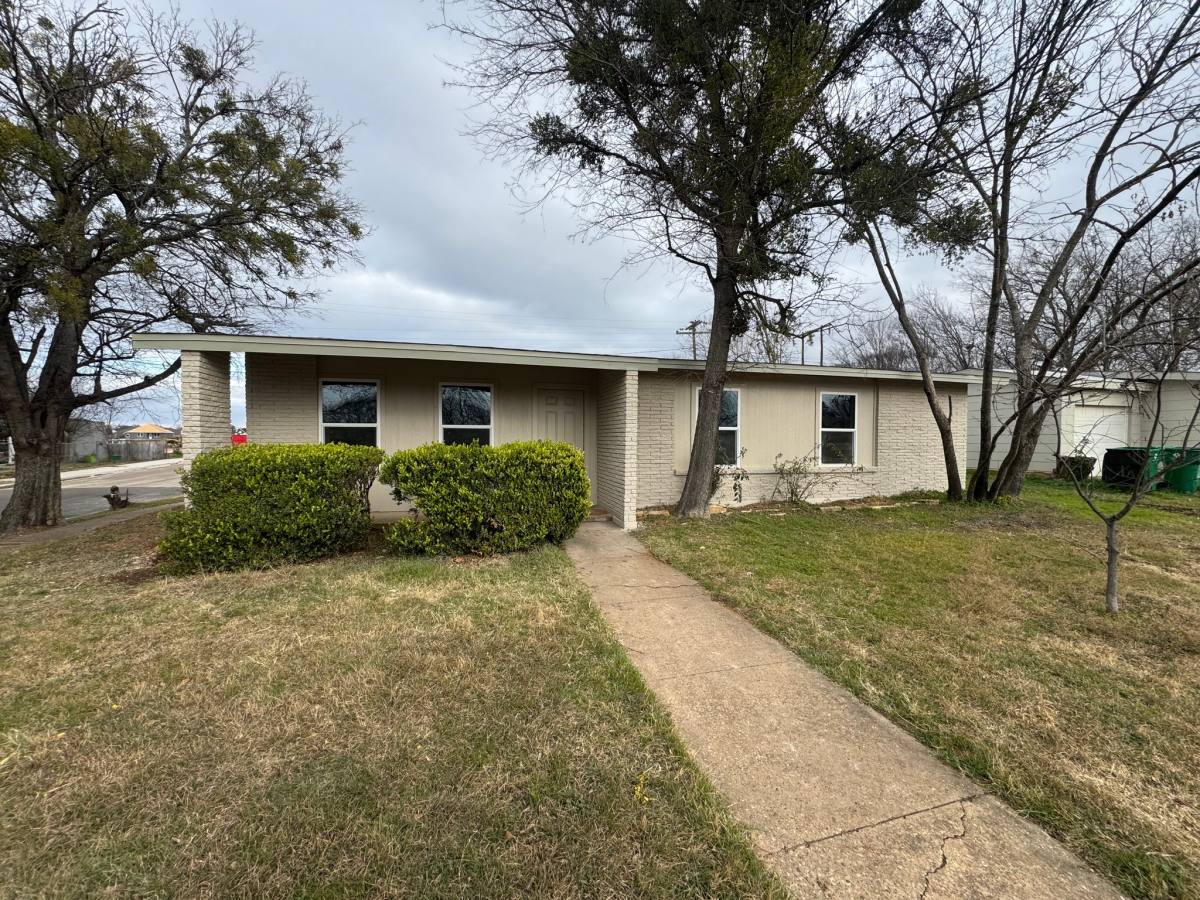 House for rent at 207 Laurel Lane, McGregor, TX 76657