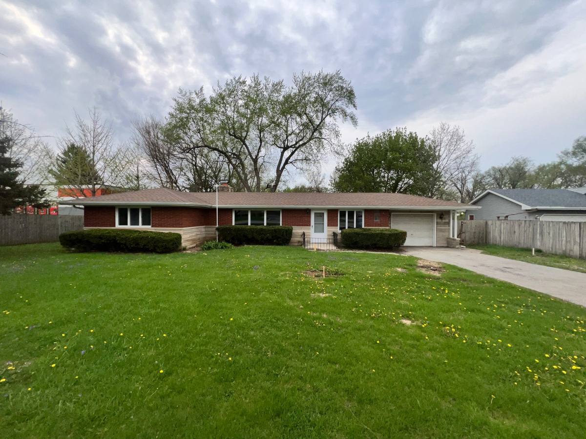 Apartment for rent at 1108 E 9th St #1B, Lockport, IL 60441