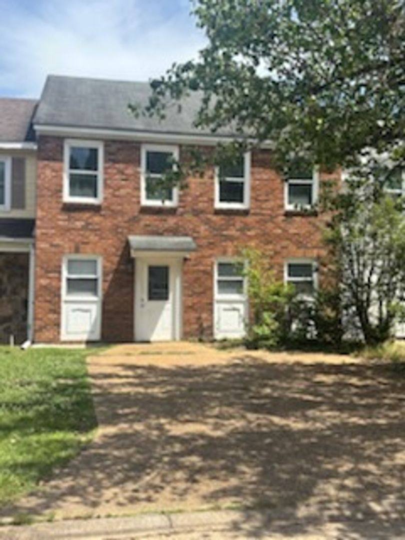Townhouse for rent at 352 Brookwood Lake Place, Byram, MS 39272