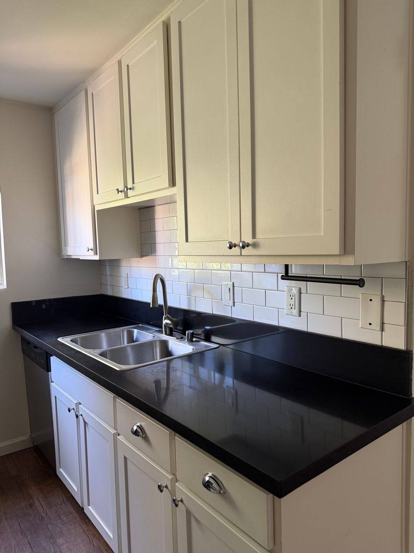 Apartment for rent at 1320 N Sycamore Ave, Los Angeles, CA 90028