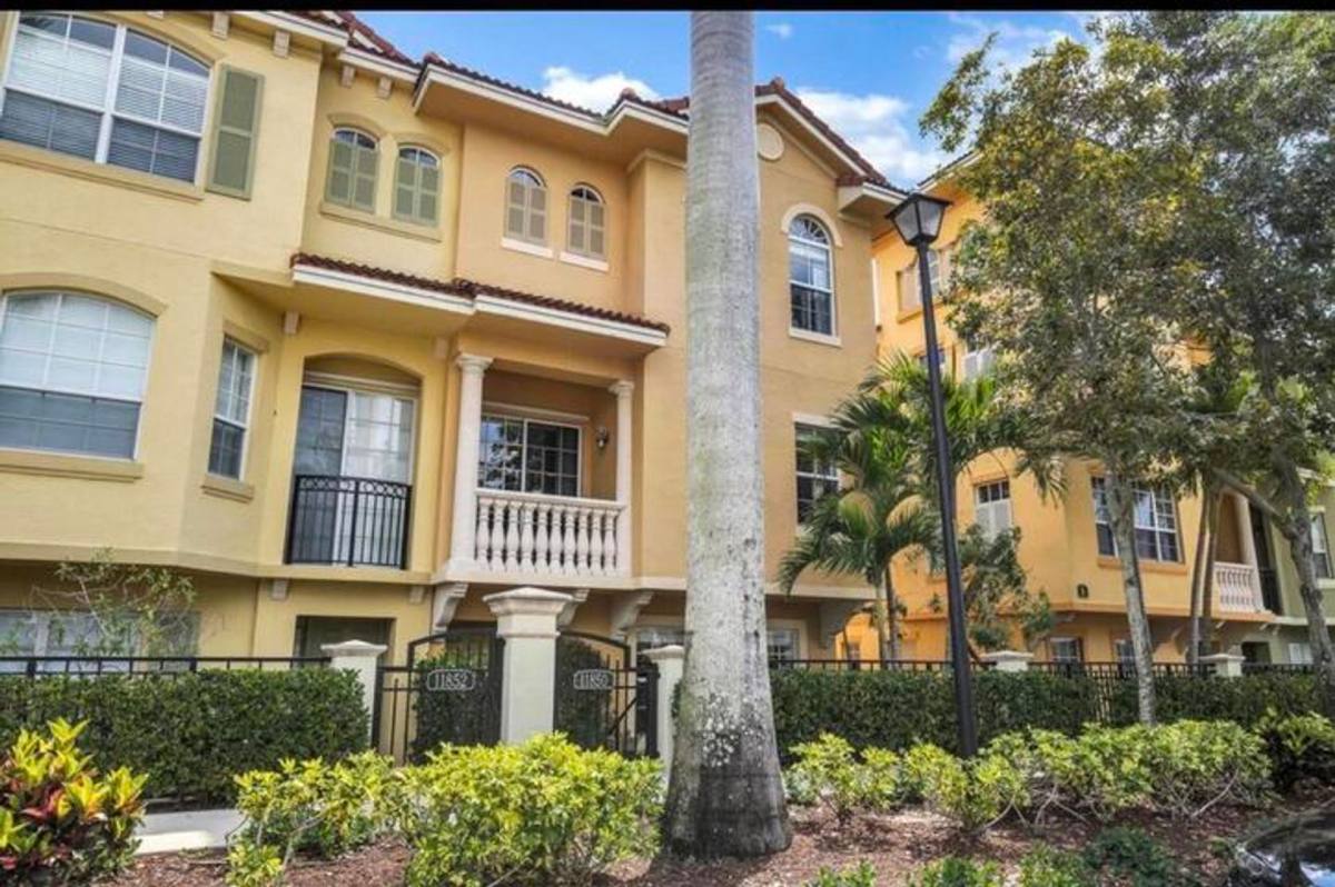 Townhouse for rent at 11850 Valencia Gardens Ave, Palm Beach Gardens, FL 33410