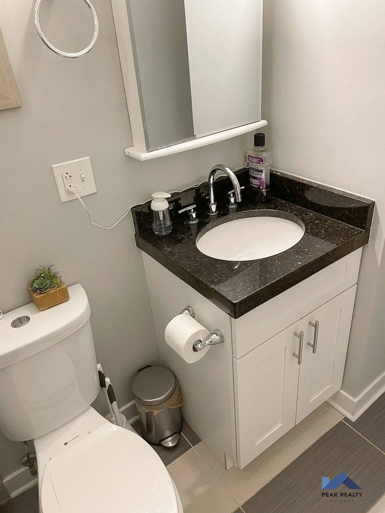 Apartment for rent at 928 W George St #1F, Chicago, IL 60657