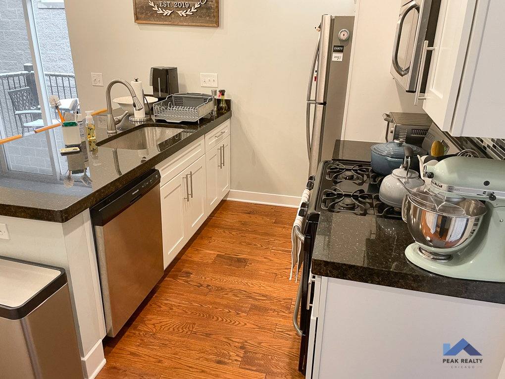 Apartment for rent at 928 W George St #1F, Chicago, IL 60657