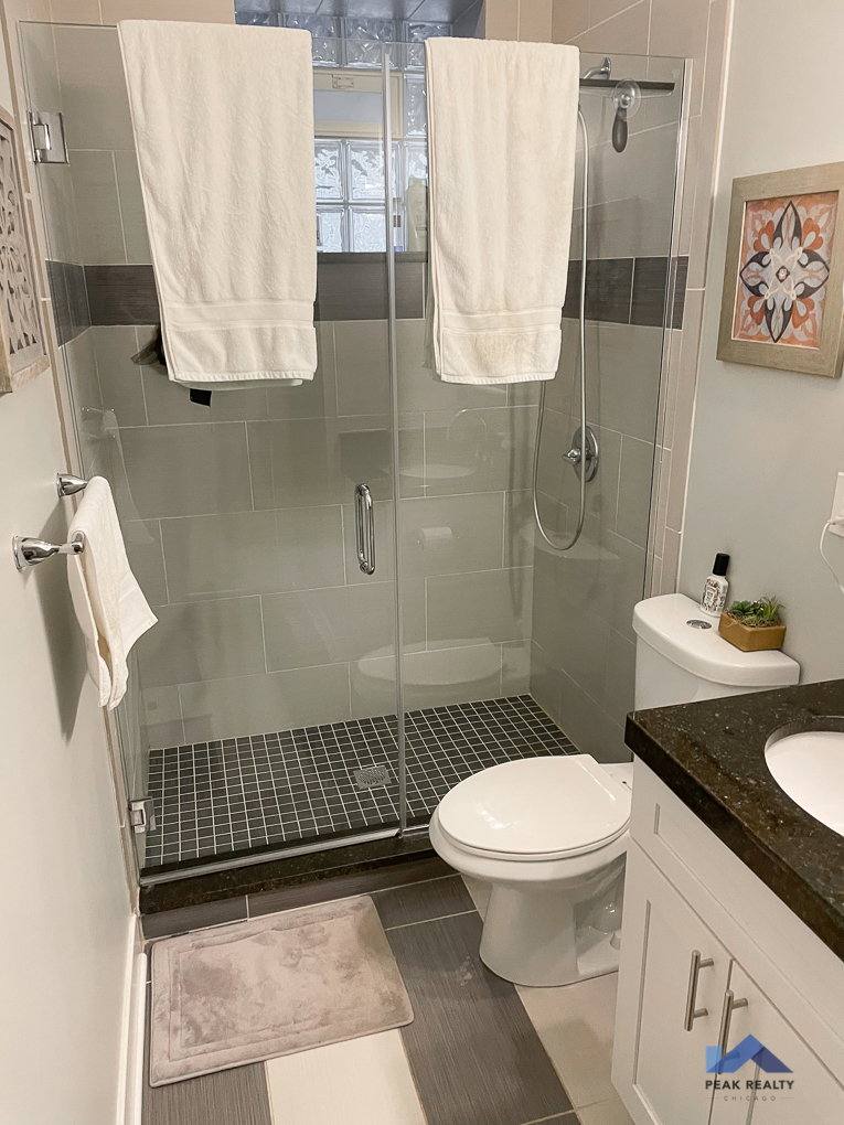 Apartment for rent at 928 W George St #1F, Chicago, IL 60657