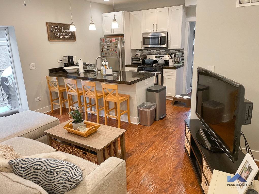Apartment for rent at 928 W George St #1F, Chicago, IL 60657