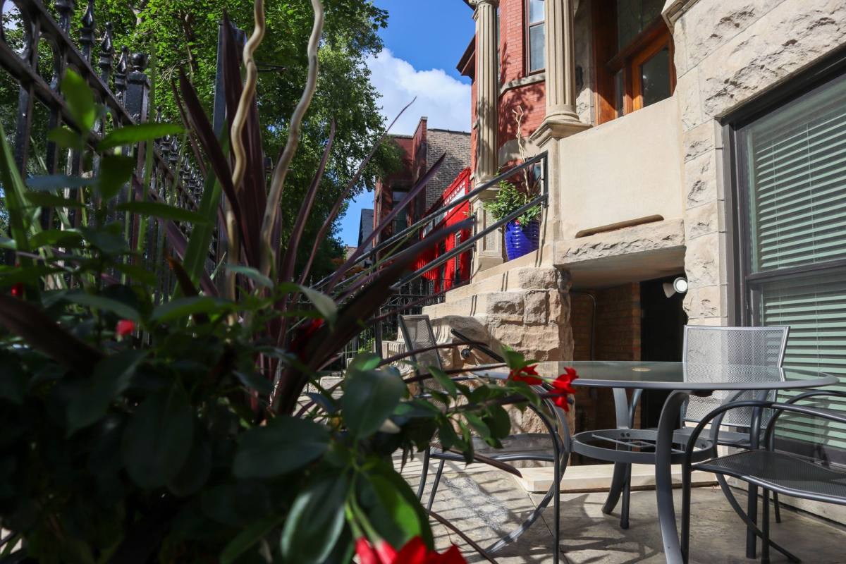 Apartment for rent at 905 S Claremont, Chicago, IL 60612