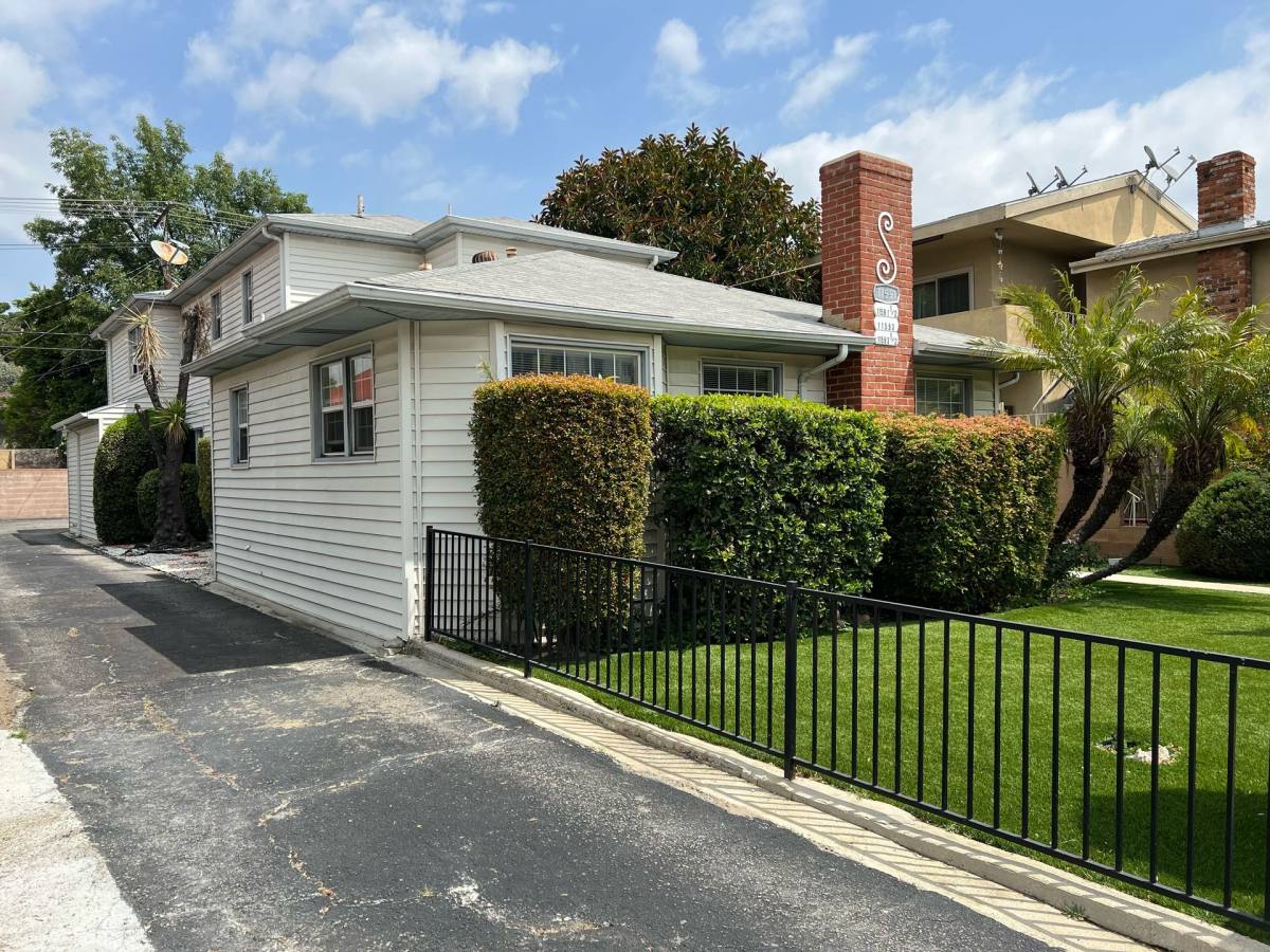 Apartment for rent at 11591 Riverside Dr, North Hollywood, CA 91602