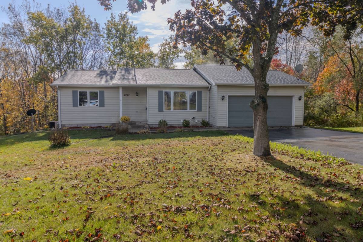 House for rent at 4227 Summerhill Rd, Traverse City, MI 49684