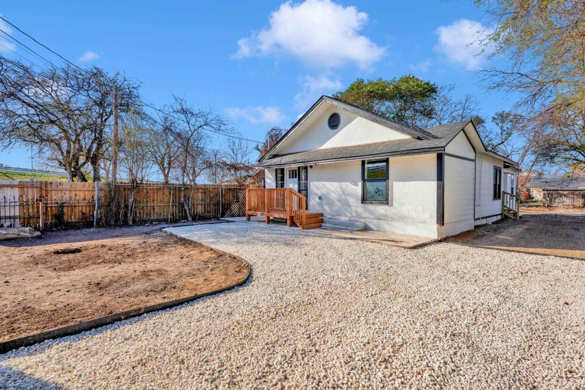 House for rent at 439 W Lubbock St, San Antonio, TX 78204