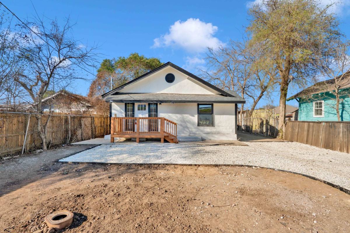 House for rent at 439 W Lubbock St, San Antonio, TX 78204