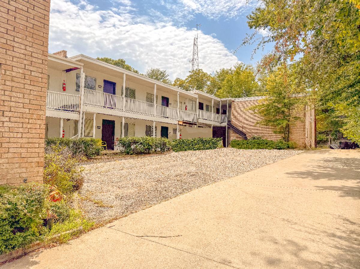 Apartment for rent at 437 N Fredonia, Longview, TX 75602
