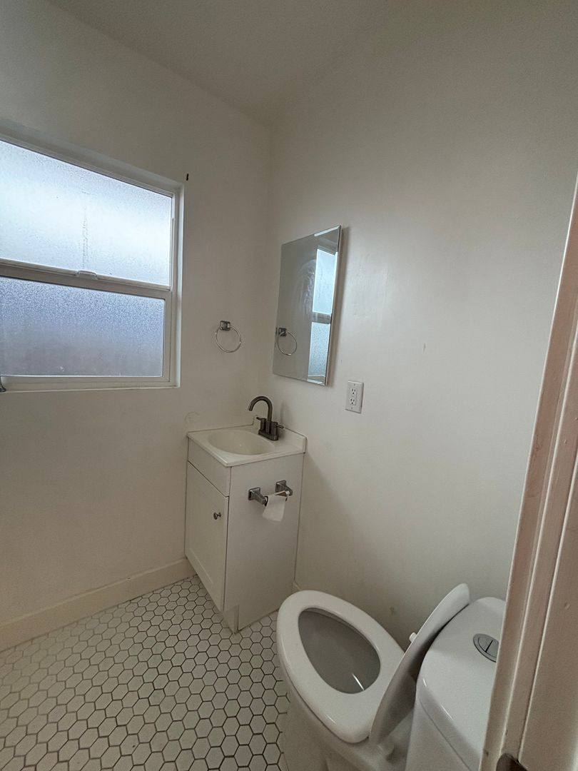 Apartment for rent at 6815 Seville Ave, Huntington Park, CA 90255