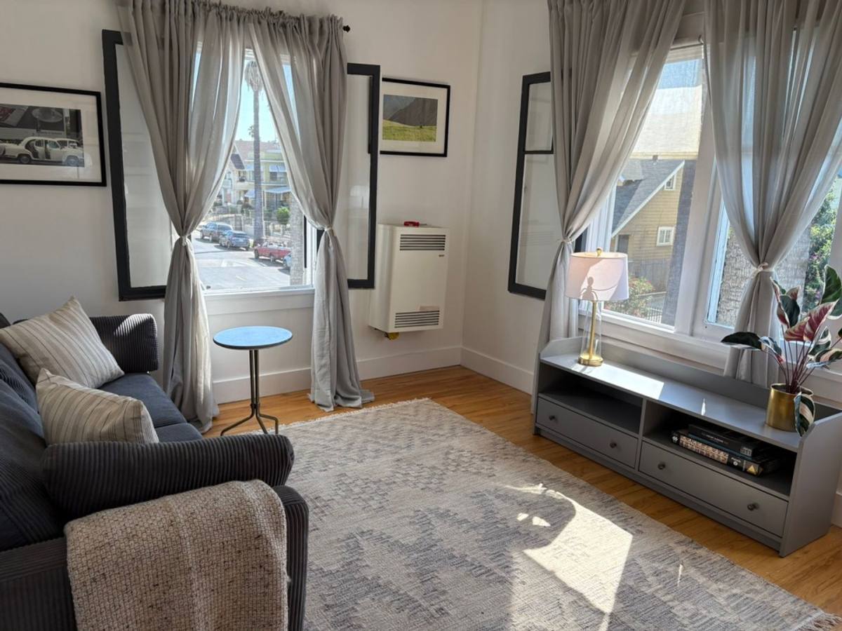 Apartment for rent at 1672 S Harvard Ave, Los Angeles, CA 90006