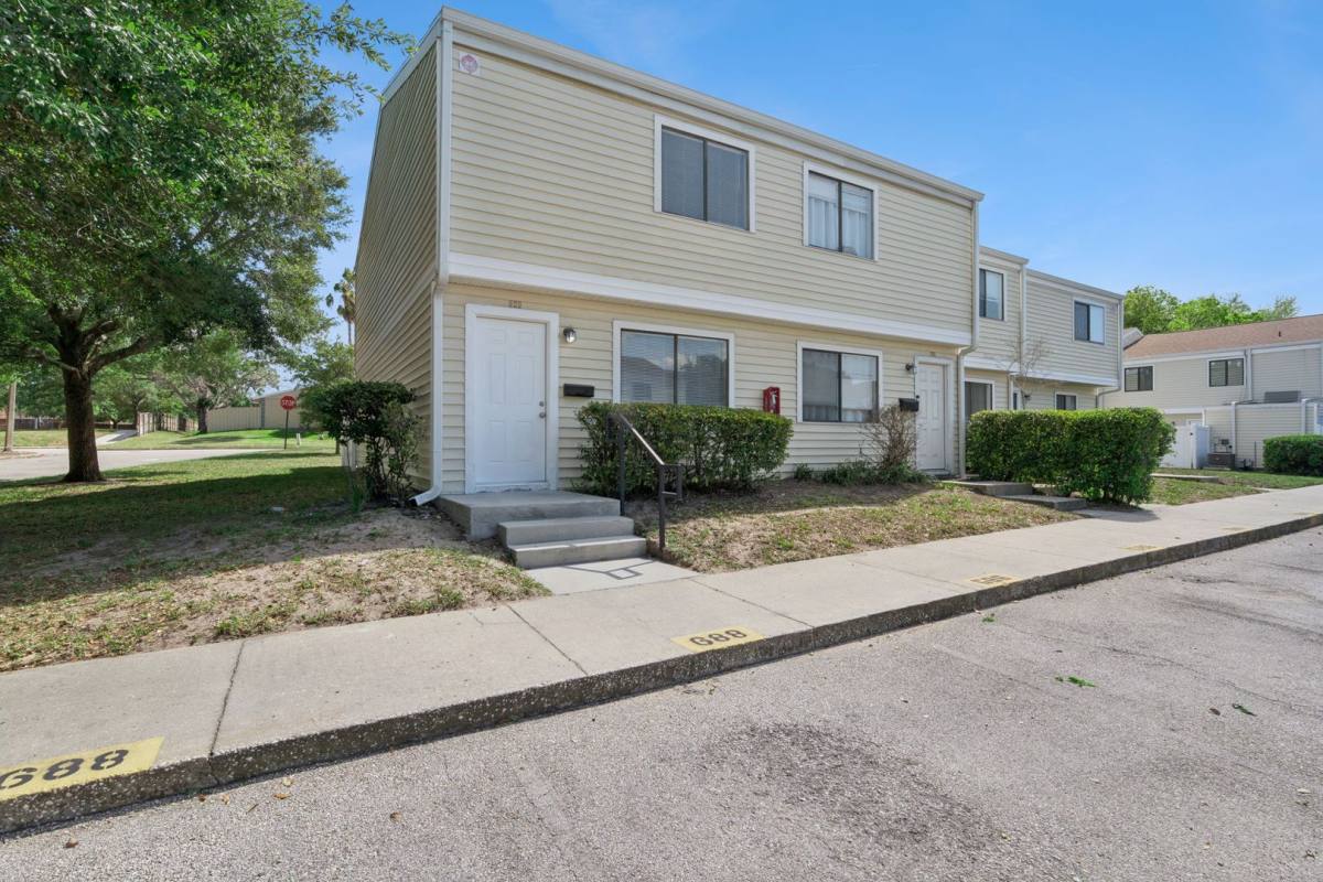 Townhouse for rent at 688 Leslie Court, Altamonte Springs, FL 32701