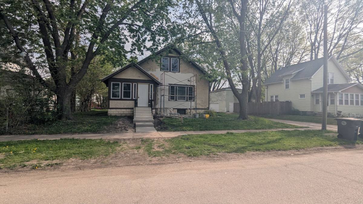 Apartment for rent at 211 W Wellington, Waterloo, IA 50702