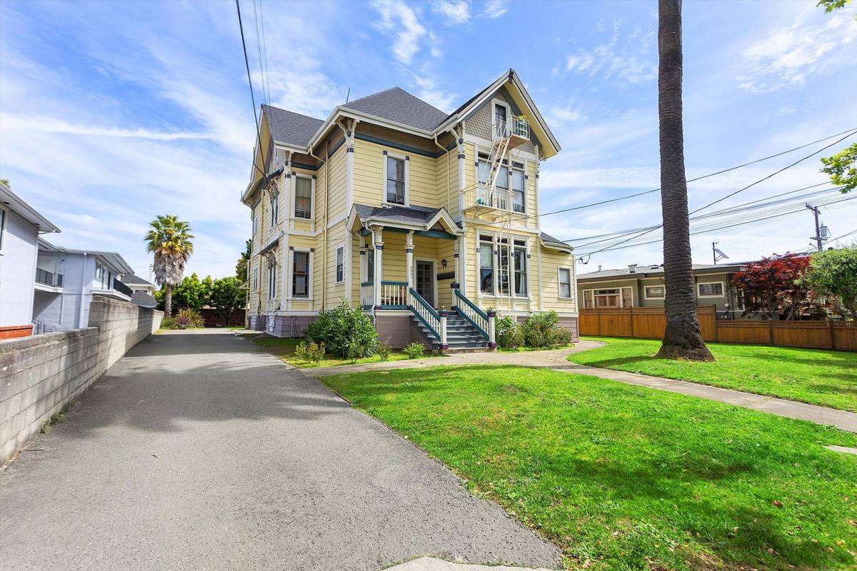 Apartment for rent at 2061 Central Ave, Alameda, CA 94501