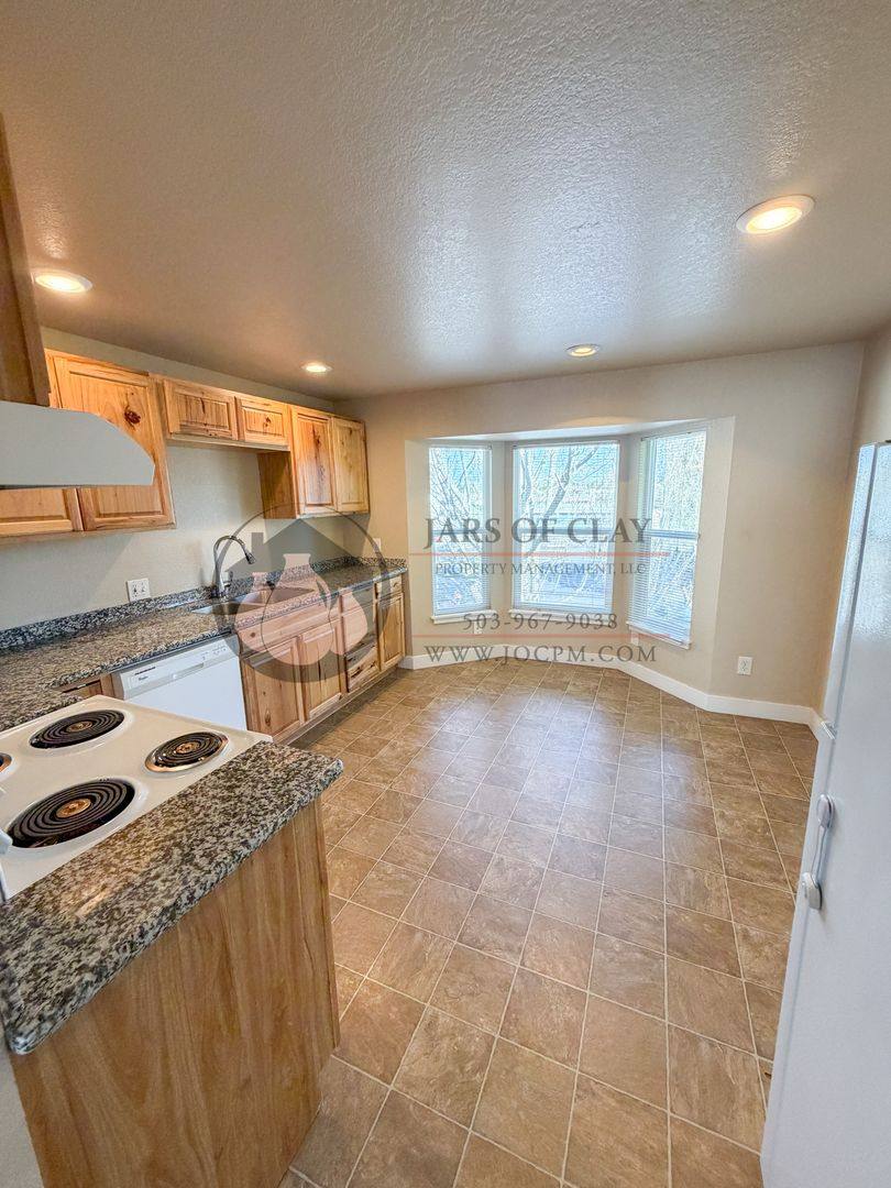 Apartment for rent at 621-646 Plymouth Dr NE, Salem, OR 97303