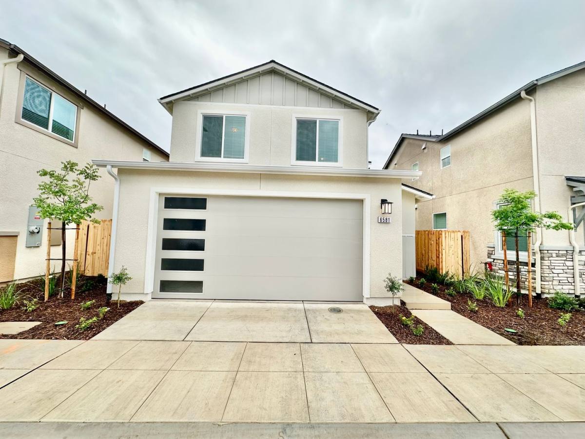 House for rent at 6581 E Clingstone Dr, Fresno, CA 93727