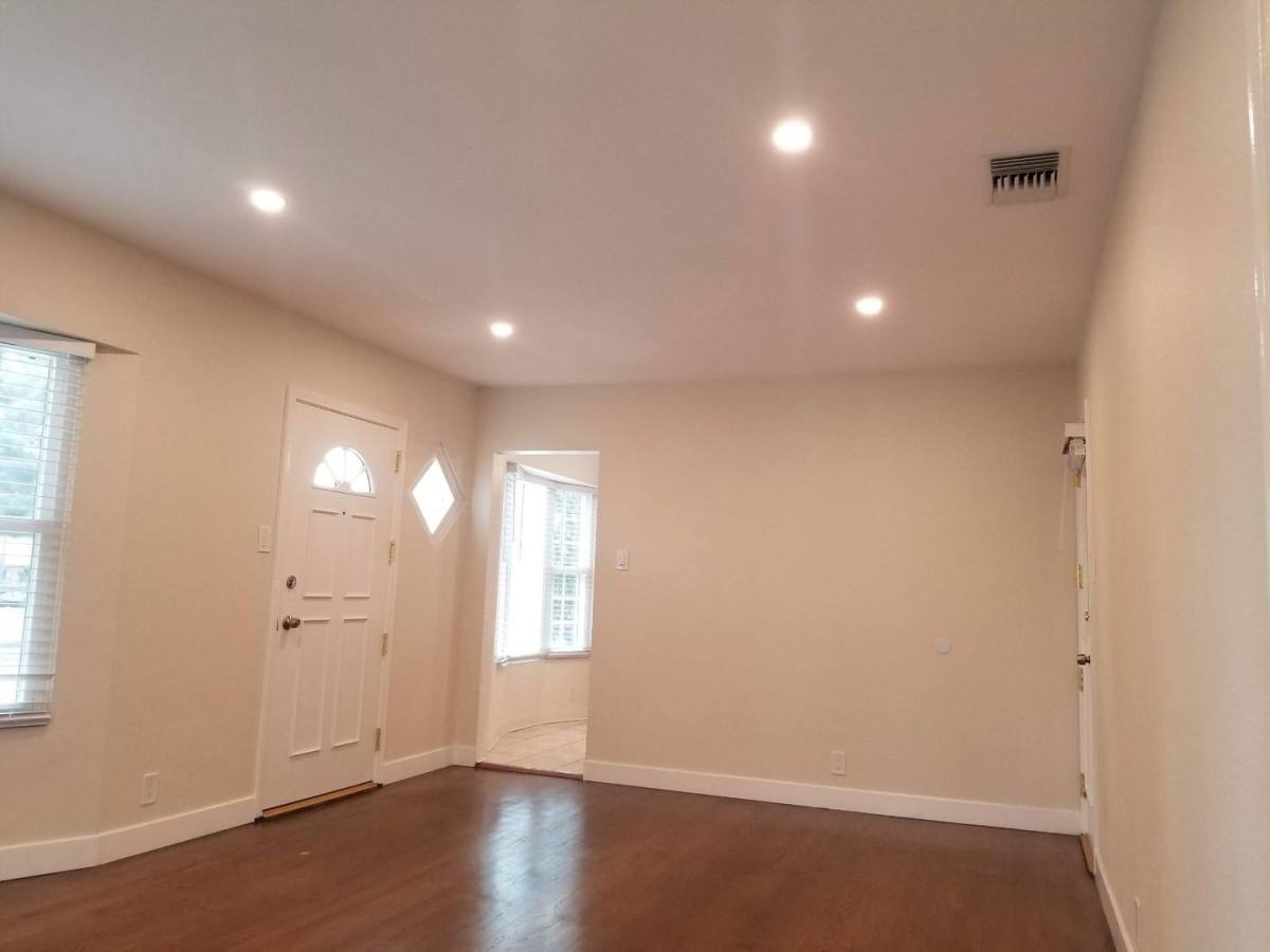Apartment for rent at 10519 Crenshaw Blvd, Inglewood, CA 90303