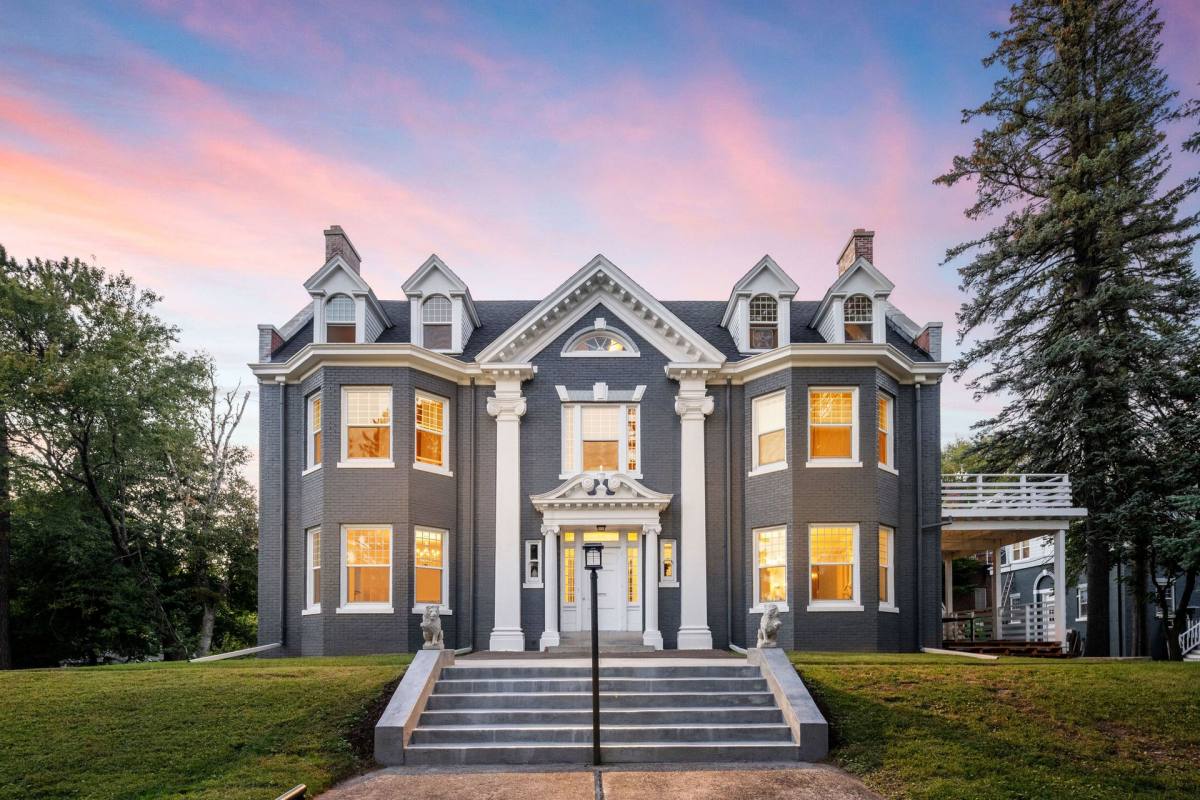 Apartment for rent at 2307 E Superior St, Duluth, MN 55812