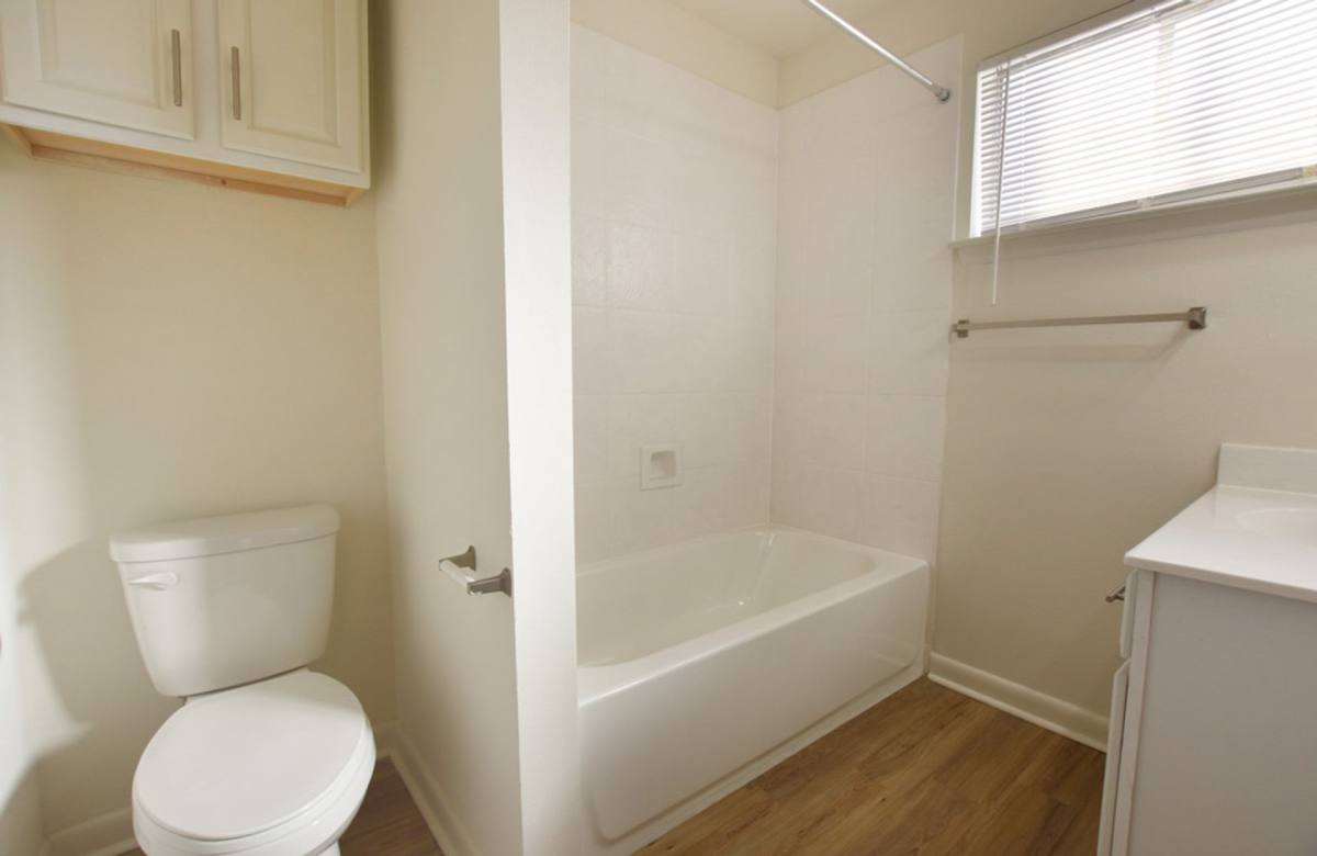 Apartment for rent at 2912 Metairie Court, Metairie, LA 70002