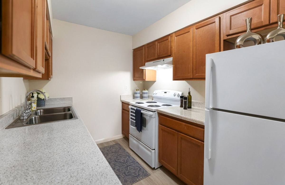 Apartment for rent at 2912 Metairie Court, Metairie, LA 70002