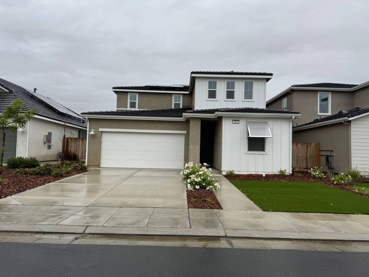 House for rent at 997 Pioneer Dr W, Madera, CA 93636